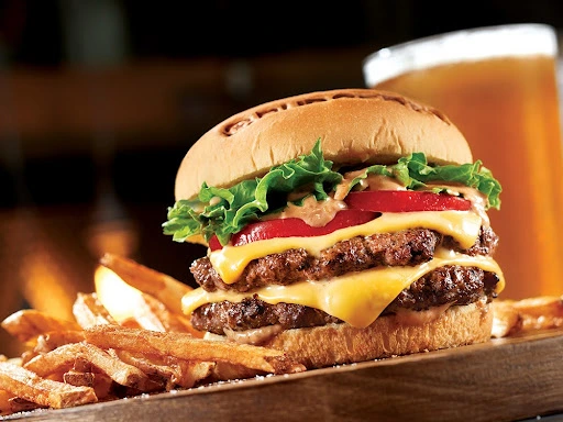 Hamburguesa clásica con queso, vegetales y papas